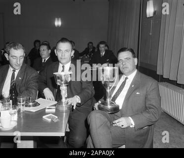 Réunion générale Royal Dutch Baseball bon à Tivoli à Utrecht, prix de championnat décernés à Sparta 1 et Sparta 2 Date: 27 février 1965 lieu: Utrecht mots clés: Réunions, champions, prix Nom de l'institution: Tivoli Banque D'Images