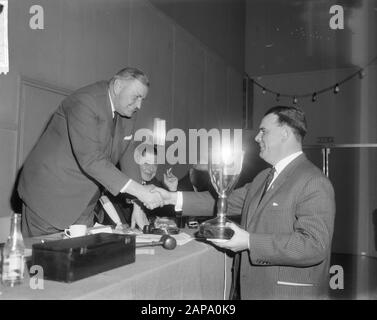 Réunion générale Royal Dutch Baseball bon à Tivoli à Utrecht, prix de championnat décernés à Sparta 1 et Sparta 2 Date: 27 février 1965 lieu: Utrecht mots clés: Réunions, champions, prix Nom de l'institution: Tivoli Banque D'Images
