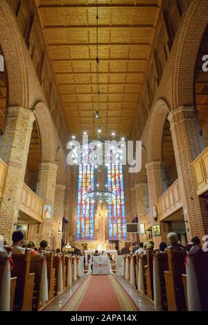 Sanctuaire de l'église avant une cérémonie de mariage. Chaises vides pour la mariée et le marié Banque D'Images