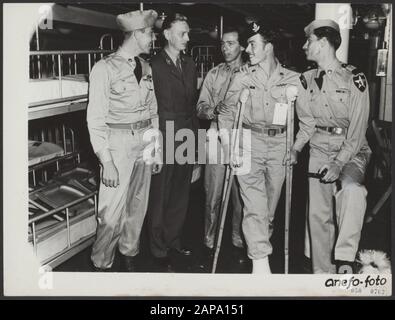 Arrivée du navire hospitalier danois Jutlandiate Rotterdam avec des blessés néerlandais et belges de Corée. Quatre Néerlandais blessés avec leur médecin danois: Flnr. Duyvestein (La Haye), Docteur, Van Heurne (Hilversum), Van Moll (La Haye), Groos (La Haye) Date : 15 Septembre 1951 Lieu : Corée, Rotterdam Mots Clés : Blessés, Volontaires De Guerre Nom Personnel : Duyvestein, [...], Groos, [...], Heurne, [.] Par, Moll, [...] Par Banque D'Images