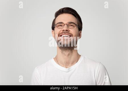 Gros plan gros plan homme joyeux millénaires à la recherche. Banque D'Images