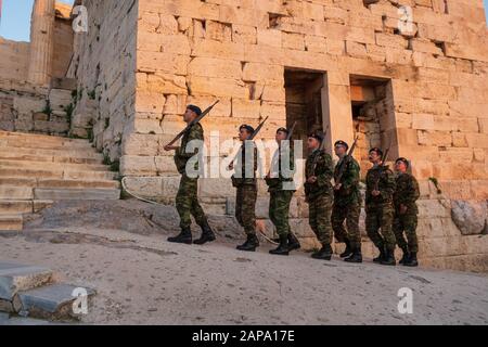 Athènes, Grèce - 20 décembre 2019 : les soldats grecs se forment en patrouille à l'Acropole d'Athènes. Les soldats vont à l'Acropole pour abaisser une purée Banque D'Images