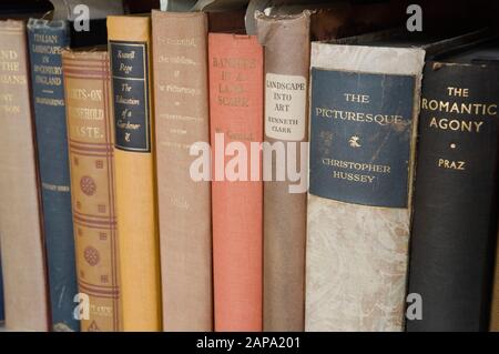 Épines de livres dans les étagères peintes en blanc de l'étude dans la nouvelle maison de Scotney. *** Légende Locale *** Château De Scotney Banque D'Images