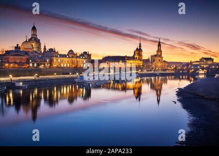 Dresde, Allemagne. Image de Dresde, Allemagne avec la Frauenkirche de Dresde et la cathédrale de Dresde au beau coucher du soleil. Banque D'Images