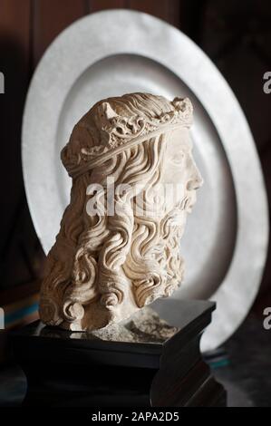 Tête en pierre sculptée représentant Dieu le Père, dans la chapelle, l'Ante Vyne, Hampshire. La tête en pierre est d'une Sainte Trinité, c.1520-30. Banque D'Images