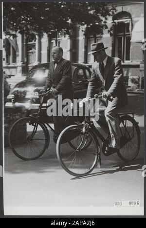 Médecins exécutant l'opération d'un jumeaux siamois Date: 28 mai 1954 lieu: Friesland, Leeuwarden mots clés: Médecins, bicyclettes, villes, images de rue Nom personnel: Hewen, pasma A Banque D'Images