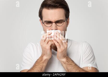 Le gars malade du millénaire a pris froid, éternuer, se sentir mal. Banque D'Images