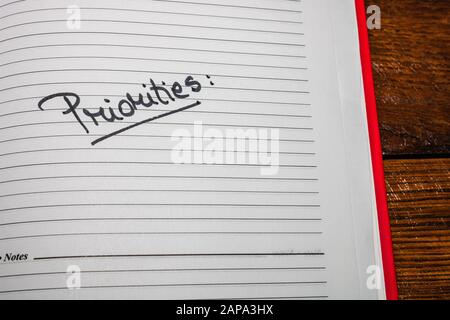 Priorités, texte écrit sur la page de l'ordre du jour du bureau. Espace de copie. Banque D'Images