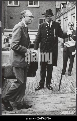 Réunion des ministres des Finances de la Communauté économique européenne à l'hôtel de ville d'Amsterdam. Hôte et Président Ministre Witteveen à son arrivée à l'Hôtel de Ville Date: 20 juillet 1964 lieu: Amsterdam, Noord-Holland mots clés: Organisations internationales, ministres, mairie, présidents Nom personnel: Witteveen, Johan Banque D'Images