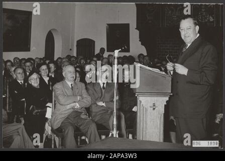 L'ancien Secrétaire général de l'Organisation des Nations Unies, Trygve Lie, parle dans la salle de rôle du Binnenhof à la Haye pour l'Association pour le droit international et la Société pour les tâches internationales un discours de date: 18 novembre 1954 lieu: La Haye, Zuid-Holland mots clés: Organisations internationales, discours Nom personnel: Lie, Trygve Banque D'Images