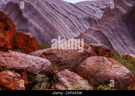 Uluru (Ayres Rock) sous la pluie après une longue sécheresse. Territoire du Nord, Australie Banque D'Images