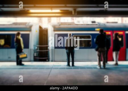 Image de concept floue des gens voyagent en train sur la plateforme ferroviaire à la gare MTR à HongKong Banque D'Images