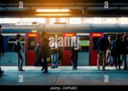 Image de concept floue des gens voyagent en train sur la plateforme ferroviaire à la gare MTR à HongKong Banque D'Images