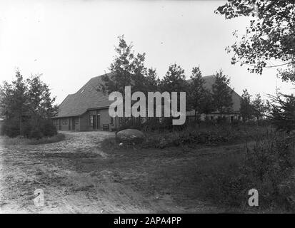 Ferme de Judthhoeve sur la succession de Snippert près de Losser Annotation: De Judthhoeve est nommé d'après la fille d'Helmich Benjamin Blijdenstein. Sous sa direction, le domaine a été construit avec la ferme, les champs et les prairies paysagers, sur des terres achetées par son père. Comme son père, Helmich Blijdenstein a joué un rôle important dans le Heide Maatschappij néerlandais. En 1919, un triste événement s'est produit. Helmich Blijdenstein est mort à l'âge de cinquante ans. Pour rappel, de Heidemaatschappij a placé une pierre commémorative près de la ferme et planté un tilleul. La ferme, la pierre commémorative et le tilleul sont tous deux répertoriés sur la municipalité Banque D'Images