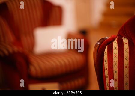 Rouge avec fauteuils à rayures dorées, vue rapprochée et floue. Banque D'Images