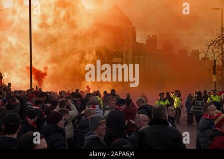 Les fans de LFC donnent à l'entraîneur d'équipe une réception fantastique lorsqu'ils arrivent pour le match de la Premier League contre Manchester United à Anfield. Banque D'Images