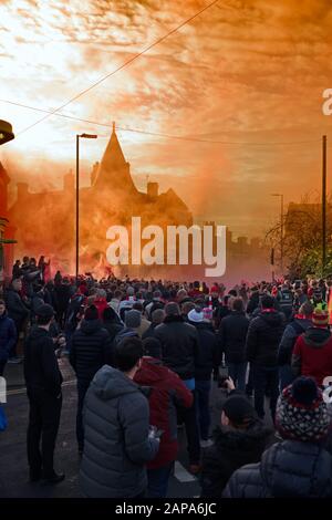Les fans de LFC donnent à l'entraîneur d'équipe une réception fantastique lorsqu'ils arrivent pour le match de la Premier League contre Manchester United à Anfield. Banque D'Images