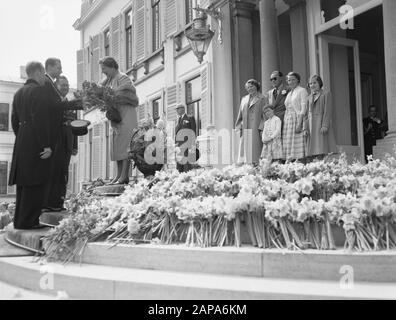 Bloemendefile Paleis Soestdijk Date: 30 Avril 1955 Mots Clés: Fichiers Floraux Nom De L'Institution: Palace Soestdijk Banque D'Images