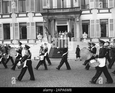 Bloemendefile Paleis Soestdijk Date: 30 Avril 1955 Mots Clés: Fichiers Floraux Nom De L'Institution: Palace Soestdijk Banque D'Images