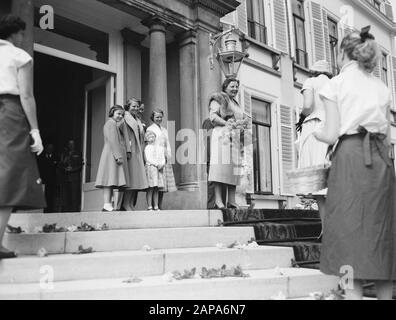 Bloemendefile Paleis Soestdijk Date: 30 Avril 1955 Mots Clés: Fichiers Floraux Nom De L'Institution: Palace Soestdijk Banque D'Images