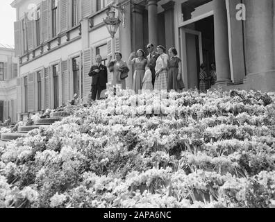 Bloemendefile Paleis Soestdijk Date: 30 Avril 1955 Mots Clés: Fichiers Floraux Nom De L'Institution: Palace Soestdijk Banque D'Images