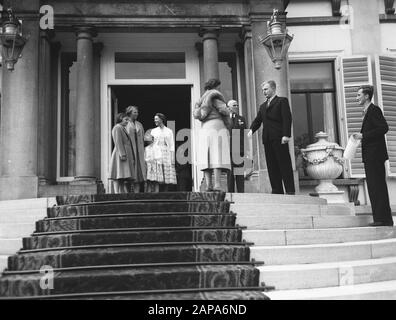 Bloemendefile Paleis Soestdijk Date: 30 Avril 1955 Mots Clés: Fichiers Floraux Nom De L'Institution: Palace Soestdijk Banque D'Images