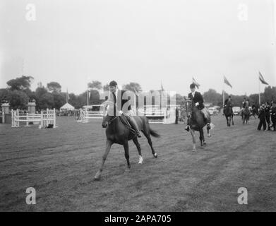 Concours Hippique Den Haag Avec La Princesse Beatrix Et La Princesse Irene Date : 18 Septembre 1954 Lieu : La Haye, Hollande-Méridionale Mots Clés : Chevaux Nom Personnel : Beatrix, Princesse, Irene, Princesse Banque D'Images