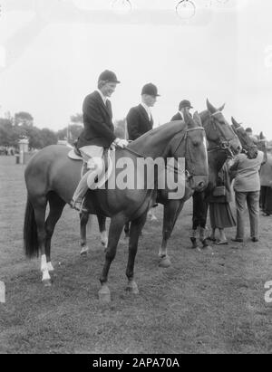 Concours Hippique Den Haag Avec La Princesse Beatrix Et La Princesse Irene Date : 18 Septembre 1954 Lieu : La Haye, Hollande-Méridionale Mots Clés : Chevaux Nom Personnel : Beatrix, Princesse, Irene, Princesse Banque D'Images