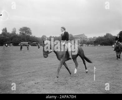 Concours Hippique Den Haag Avec La Princesse Beatrix Et La Princesse Irene Date : 18 Septembre 1954 Lieu : La Haye, Hollande-Méridionale Mots Clés : Chevaux Nom Personnel : Beatrix, Princesse, Irene, Princesse Banque D'Images