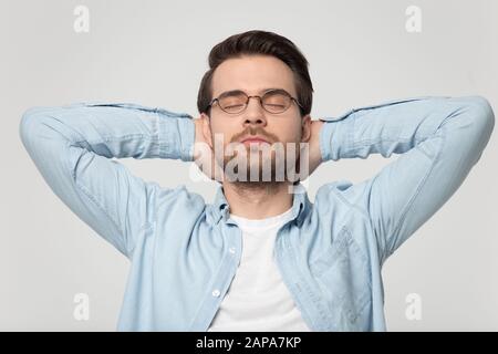 Tête tourné gros plan studio portrait jeune gars détente. Banque D'Images