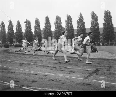 Athletics Netherlands relay, champion Amsterdam Date: 14 août 1955 lieu: Amsterdam, Noord-Holland mots clés: ATTLETICS, ESTAFETTES Banque D'Images