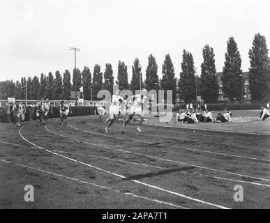 Athletics Netherlands relay, champion Amsterdam Date: 14 août 1955 lieu: Amsterdam, Noord-Holland mots clés: ATTLETICS, ESTAFETTES Banque D'Images