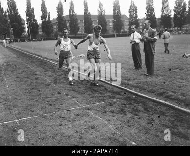 Athletics Netherlands relay, champion Amsterdam Date: 14 août 1955 lieu: Amsterdam, Noord-Holland mots clés: ATTLETICS, ESTAFETTES Banque D'Images