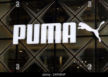 Un gigantesque logo Puma sur fond de verre dans leur magasin phare de la Cinquième Avenue de Manhattan, New York, NY Banque D'Images