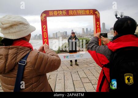 Tel Aviv, Israël. 21 janvier 2020. Un visiteur pose pour des photos avec un signe d'accueil pour célébrer l'année du rat à tel Aviv, Israël, 21 janvier 2020. Le Ministère israélien du tourisme a annoncé lundi qu'il a placé des panneaux d'accueil dans les principaux sites touristiques en l'honneur de la prochaine année lunaire chinoise. Crédit: Gil Cohen Magen/Xinhua/Alay Live News Banque D'Images