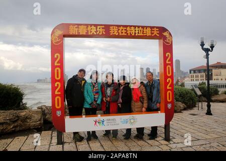 Tel Aviv, Israël. 21 janvier 2020. Les visiteurs posent pour des photos avec un signe de salutation pour célébrer l'année du rat à tel Aviv, Israël, le 21 janvier 2020. Le Ministère israélien du tourisme a annoncé lundi qu'il a placé des panneaux d'accueil dans les principaux sites touristiques en l'honneur de la prochaine année lunaire chinoise. Crédit: Gil Cohen Magen/Xinhua/Alay Live News Banque D'Images