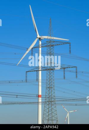 21 janvier 2020, Brandenburg, Peitz: Les éoliennes peuvent être vues derrière des lignes haute tension d'une ligne électrique aérienne de 380 kilovolts (380 kV). Photo : Patrick Pleul/dpa-Zentralbild/ZB Banque D'Images