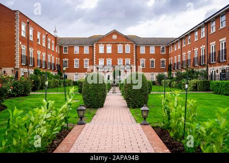 Grande maison ancienne en brique avec jardin dans la cour, Portsmouth, Grande-Bretagne Banque D'Images
