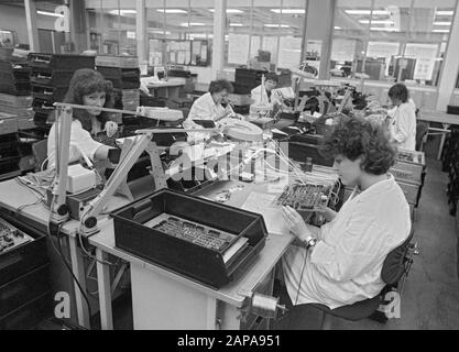 01 Janvier 1979, Berlin: Quartiers De Berlin / Spandau / Usine De Téléimprimeur Siemens. Production mécanique, pas de robots, beaucoup de travaux manuels. De nombreuses femmes assemblent l'équipement // Industrie / Siemensstadt. Date exacte de l'enregistrement inconnue. Photo : Paul Glaser/dpa-Zentralbild/ZB Banque D'Images