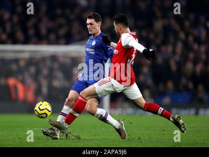 Andreas Christensen de Chelsea (à gauche) et Gabriel Martinelli (à droite) d'Arsenal affrontent le ballon lors du match de la Premier League à Stamford Bridge, Londres. Banque D'Images