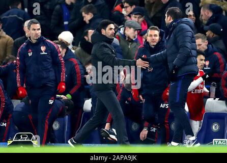 Mikel Arteta (à gauche), le directeur d'Arsenal, se réveille avec Frank Lampard (à droite) après le coup de sifflet final lors du match de la Premier League à Stamford Bridge, Londres. Banque D'Images