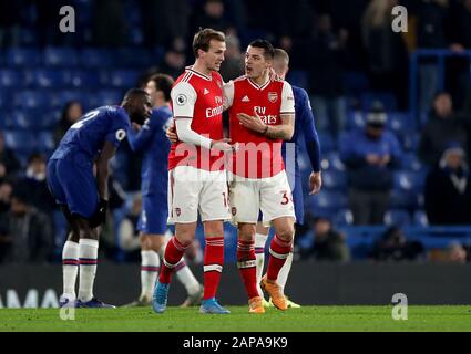 Rob Holding d'Arsenal (à gauche) et Granit Xhaka (à droite) lors du match de la Premier League à Stamford Bridge, Londres. Banque D'Images