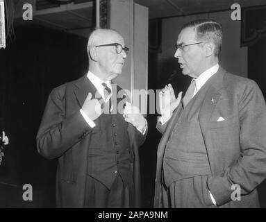 Célébration du dixième anniversaire de la Société néerlandaise des maires au Kurhaus de Scheveningen Description: Maire d'Amsterdam Van Hall (r.) et maire de la Haye Kolfschoten Date: 14 octobre 1965 lieu: Scheveningen, Zuid-Holland mots clés: Maires, anniversaires, femmes Nom personnel: Hall, Gijsbert van, Kolfschoten, Hans Banque D'Images