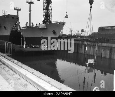 Lancement de deux navires de fret de six mille tonnes à Verolme à Rozenburg Description: Les deux navires situés dans le quai Date: 11 octobre 1965 lieu: Rozenburg, Zuid-Holland mots clés: Construction navale, lancement, navires de fret, expédition Banque D'Images