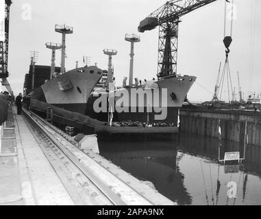 Lancement de deux navires de fret de six mille tonnes à Verolme à Rozenburg Description: Les deux navires situés dans le quai Date: 11 octobre 1965 lieu: Rozenburg, Zuid-Holland mots clés: Construction navale, lancement, navires de fret, expédition Banque D'Images