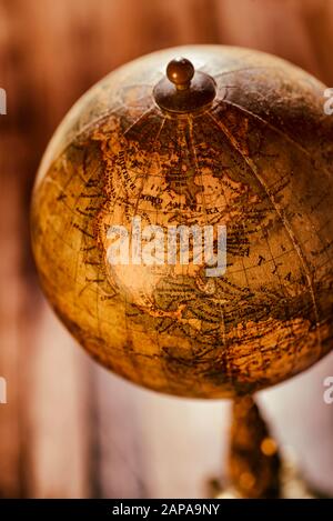 Historischer Globus auf einem Holztisch Banque D'Images