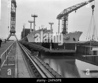 Lancement de deux navires de fret de six mille tonnes à Verolme à Rozenburg Description: Les deux navires situés dans le quai Date: 11 octobre 1965 lieu: Rozenburg, Zuid-Holland mots clés: Construction navale, lancement, navires de fret, expédition Banque D'Images