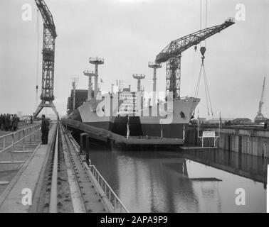 Lancement de deux navires de fret de six mille tonnes à Verolme à Rozenburg Description: Les deux navires situés dans le quai Date: 11 octobre 1965 lieu: Rozenburg, Zuid-Holland mots clés: Construction navale, lancement, navires de fret, expédition Banque D'Images