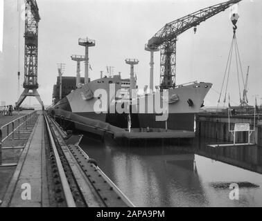 Lancement de deux navires de fret de six mille tonnes à Verolme à Rozenburg Description: Les deux navires situés dans le quai Date: 11 octobre 1965 lieu: Rozenburg, Zuid-Holland mots clés: Construction navale, lancement, navires de fret, expédition Banque D'Images