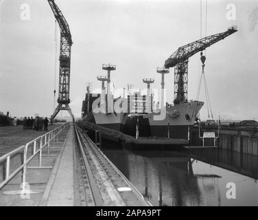 Lancement de deux navires de fret de six mille tonnes à Verolme à Rozenburg Description: Les deux navires situés dans le quai Date: 11 octobre 1965 lieu: Rozenburg, Zuid-Holland mots clés: Construction navale, lancement, navires de fret, expédition Banque D'Images